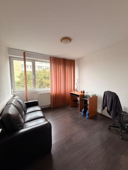 Apartament cu 3 camere semidecomandat în Obor