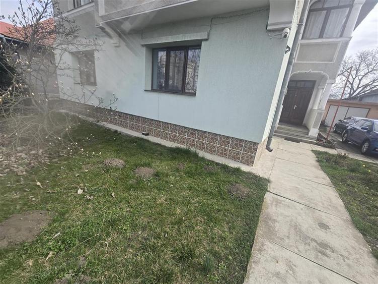 Apartament cu 3 camere decomandat, mobilat în Exterior Est