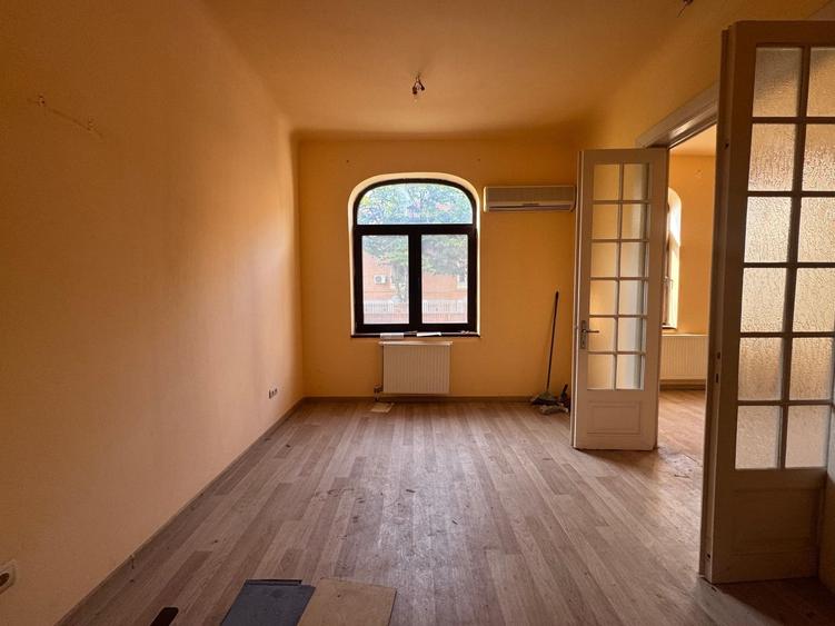 Casă individuală cu 5 camere cu Canalizare în Dorobanți