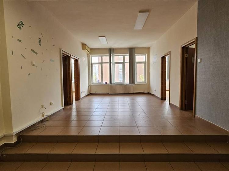 Birou, de 144 mp, în Central