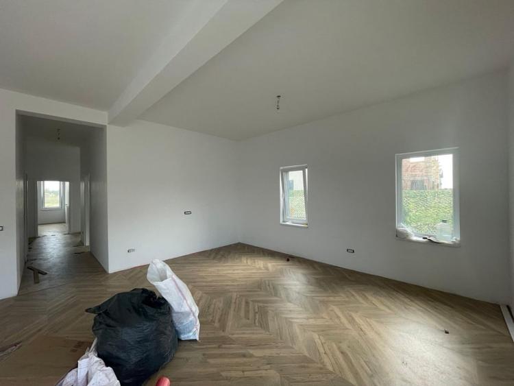 Duplex cu 4 camere cu Teren 375 Mp în Urseni