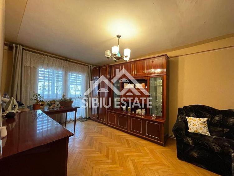 Apartament cu 3 camere semidecomandat, mobilat în Valea Aurie