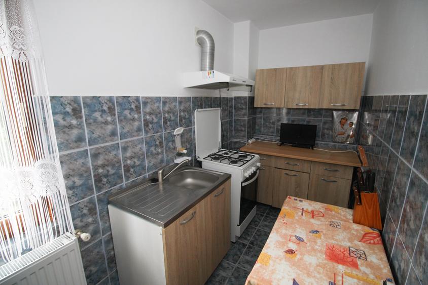 Casă individuală cu 8 camere cu Canalizare în Central