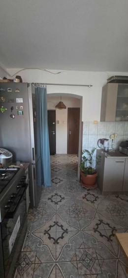 Apartament cu 3 camere semidecomandat în Sud