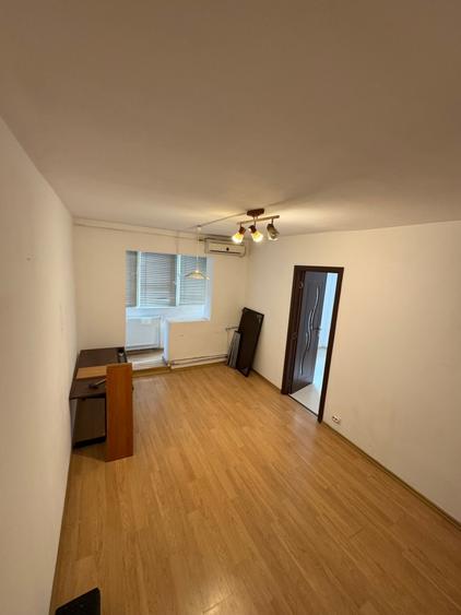 Apartament cu 3 camere semidecomandat în Dacia