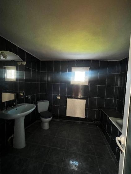 Casă individuală cu 5 camere cu Canalizare în Priseaca