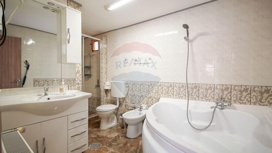 Casă individuală cu 11 camere cu Teren 789 Mp în Florilor