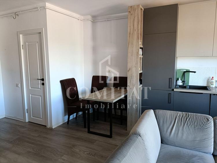 Apartament cu 3 camere semidecomandat, mobilat în Florești