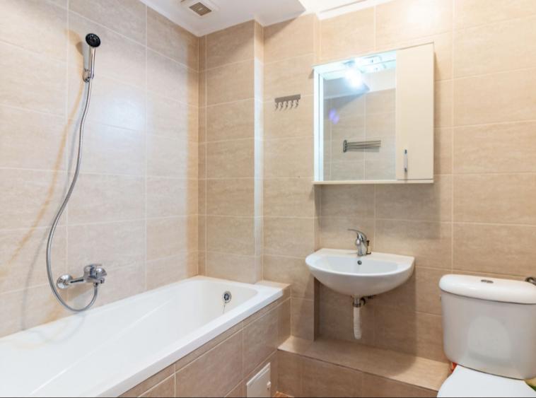 Apartament cu 3 camere semidecomandat în Runcu