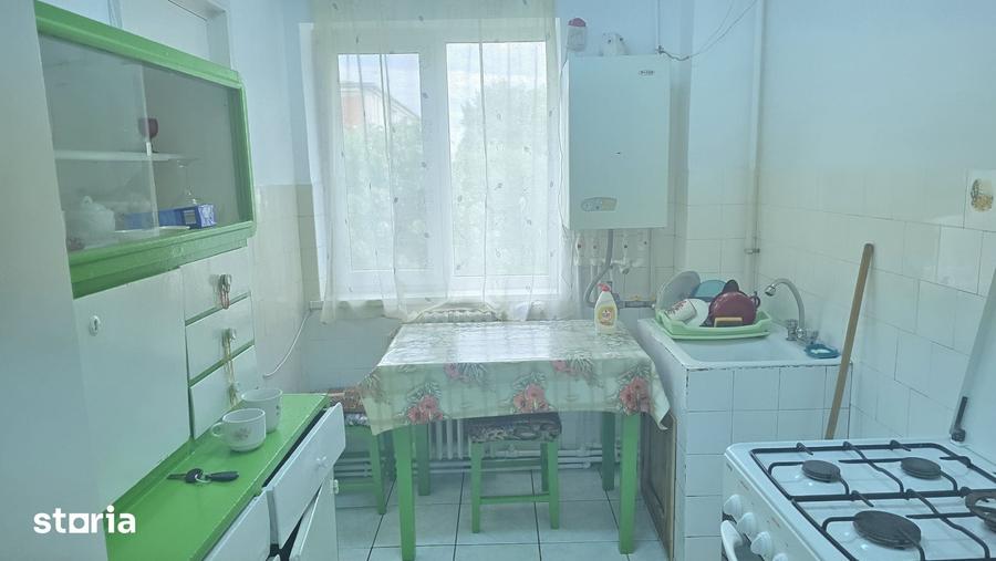 Apartament cu 3 camere semidecomandat în Gojdu