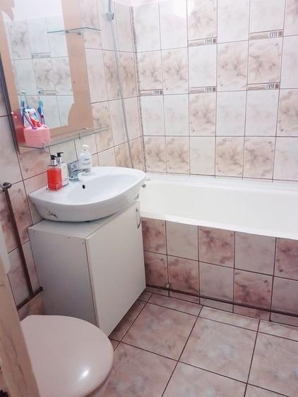 Apartament cu 3 camere semidecomandat în Albești