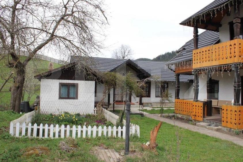 Casa de vacanta si anexe in  Stulpicani - 2