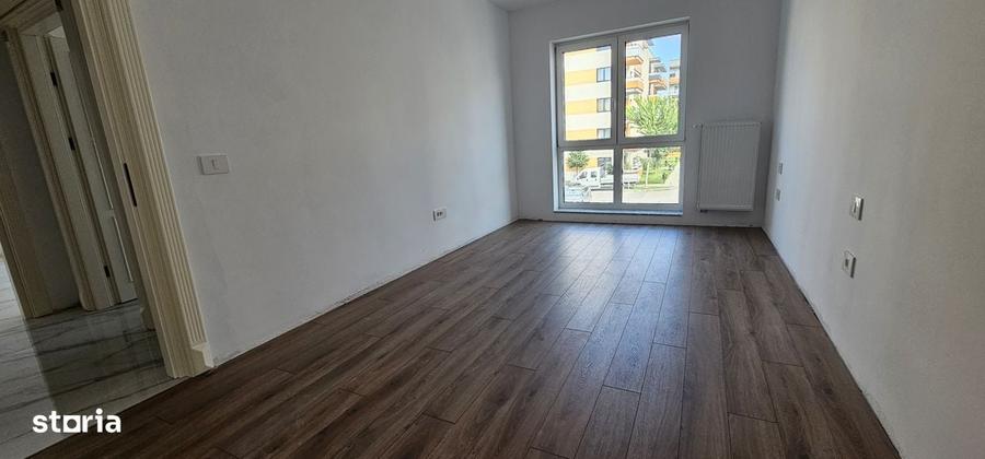 Apartament cu 3 camere decomandat în Tractorul