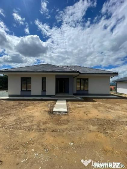 Casă cu 5 camere cu Teren 530 Mp în Satu Nou de Jos