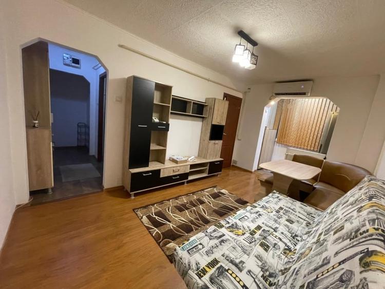 Apartament cu 3 camere semidecomandat, mobilat în Craiovița Nouă