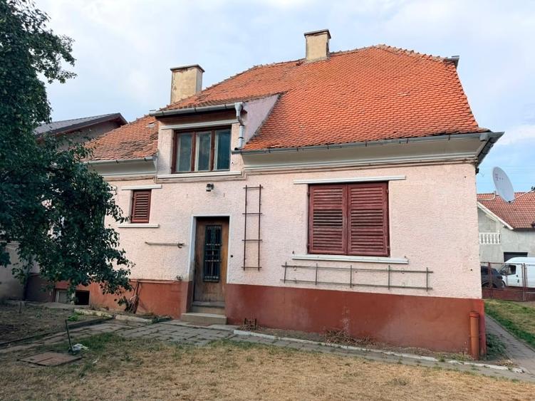 Casă individuală cu 5 camere cu Canalizare în Central