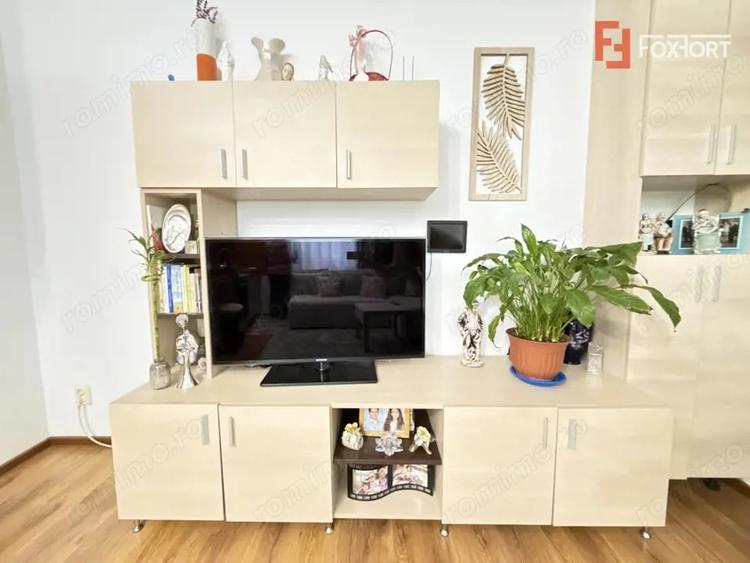Apartament cu 2 camere semidecomandat, mobilat în Ronaț