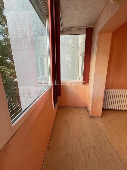 Apartament 3 camere, etaj 2, semidecomandat - Piata Doina