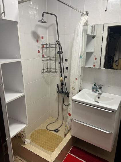 Apartament cu 3 camere semidecomandat în Grivița
