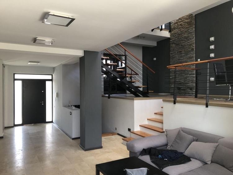 Casă cu 4 camere în Dumbrăvița