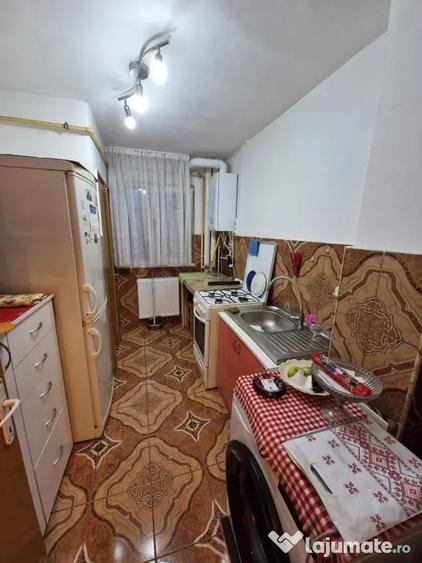 Apartament cu 2 camere semidecomandat, mobilat în Dâmbovița