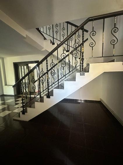 Duplex cu 7 camere cu Canalizare în Central