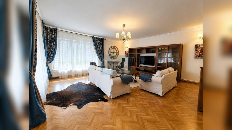 Apartament cu 4 camere decomandat în Semicentral