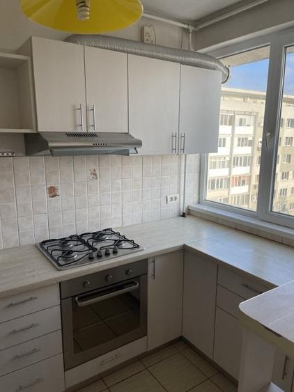 Apartament cu 3 camere semidecomandat, mobilat în Grivița