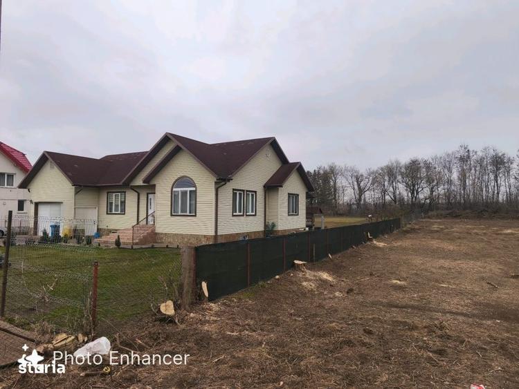 Casă cu 4 camere cu Teren 3000 Mp în Central