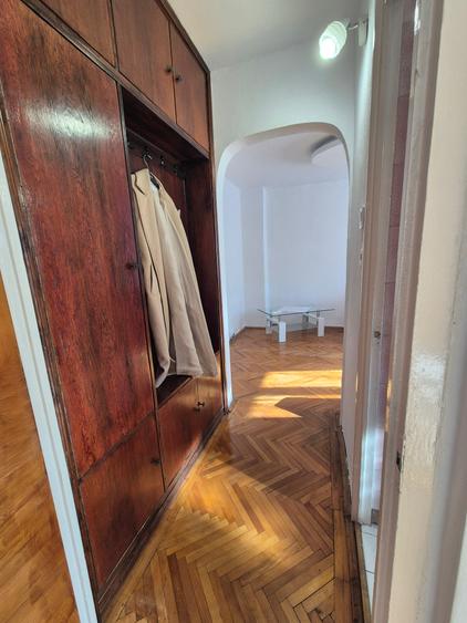 Apartament cu 3 camere semidecomandat, mobilat în Rahova