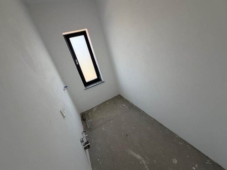 Casă individuală cu 4 camere cu Canalizare în Est