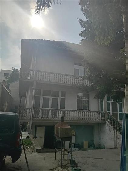 Casă cu 8 camere cu Teren 971 Mp în Apollo