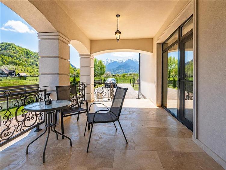 Casă cu 5 camere cu Teren 1250 Mp în Exterior Est