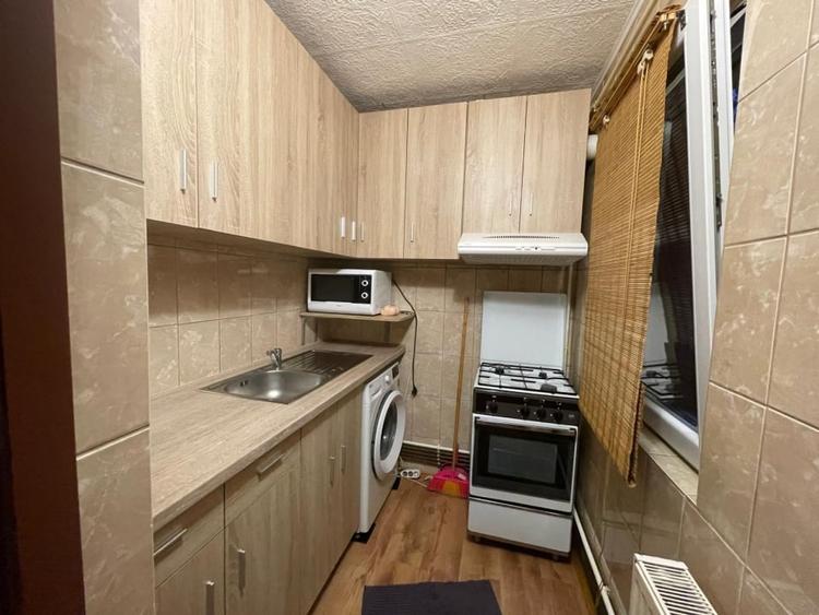 Apartament cu 3 camere semidecomandat, mobilat în Craiovița Nouă