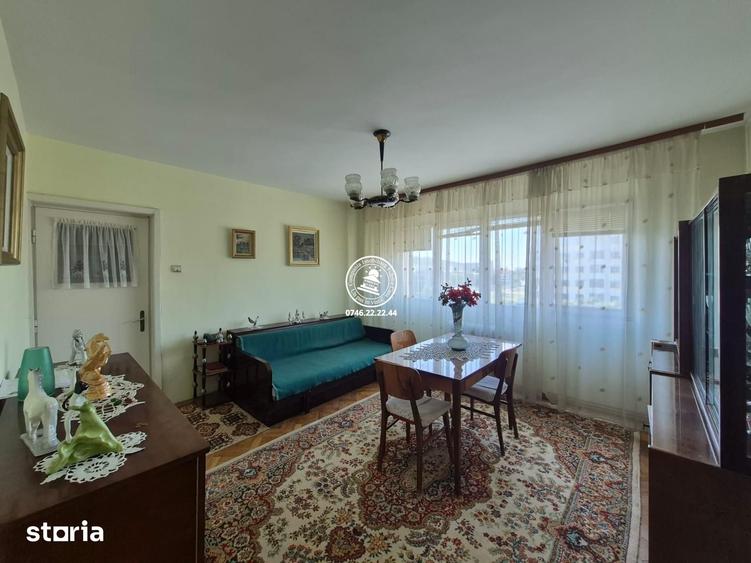 Apartament cu 3 camere semidecomandat în Podu Roș