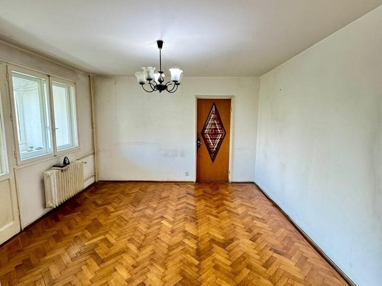 Apartament cu 3 camere semidecomandat în Berceni