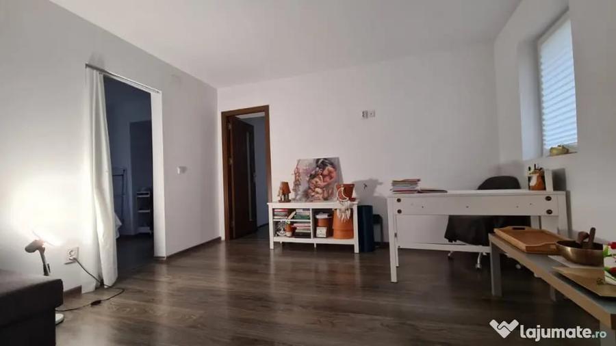 Apartament cu 2 camere semidecomandat, mobilat în Eminescu