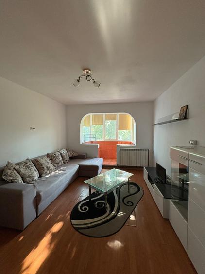 Apartament cu 3 camere semidecomandat în Alexandru cel Bun