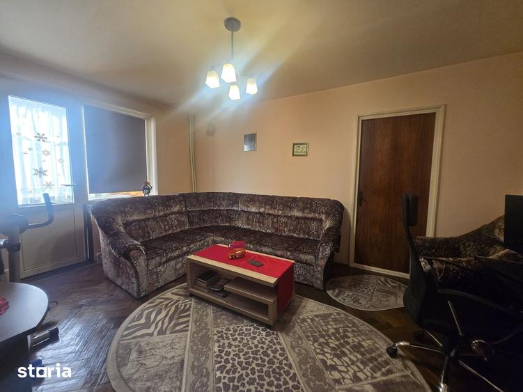 Apartament cu 3 camere decomandat în Far