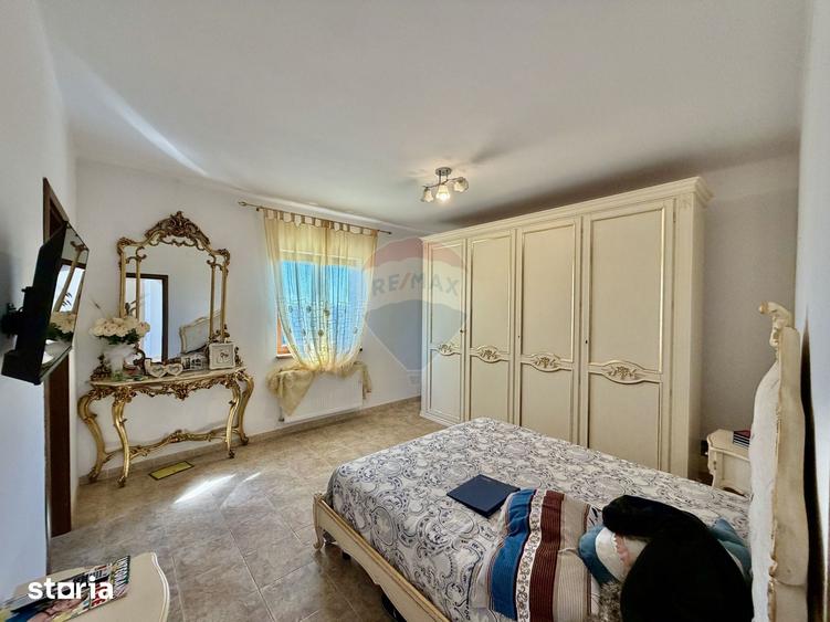 Casă cu 5 camere cu Teren 3400 Mp în Garoafa