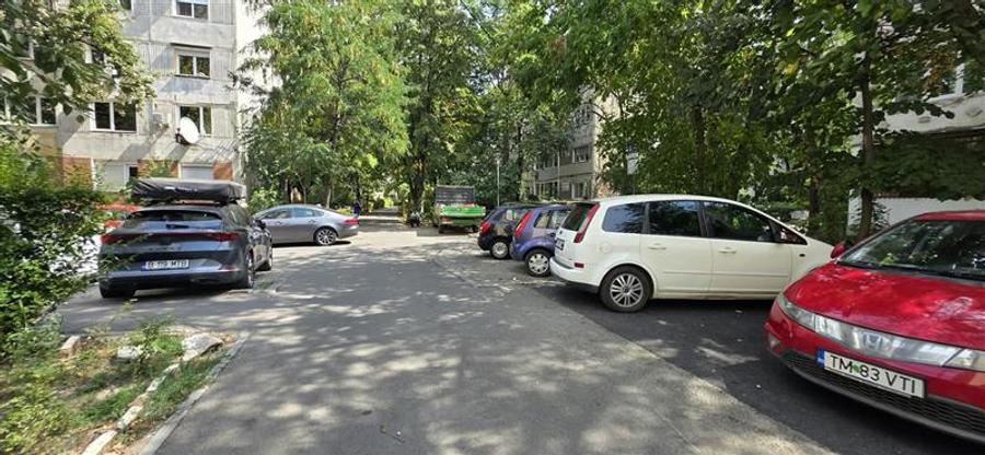 Apartament cu 3 camere semidecomandat în Circumvalațiunii
