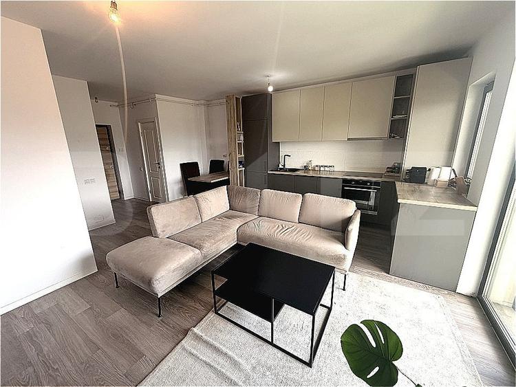 Apartament cu 3 camere semidecomandat, mobilat în Florești