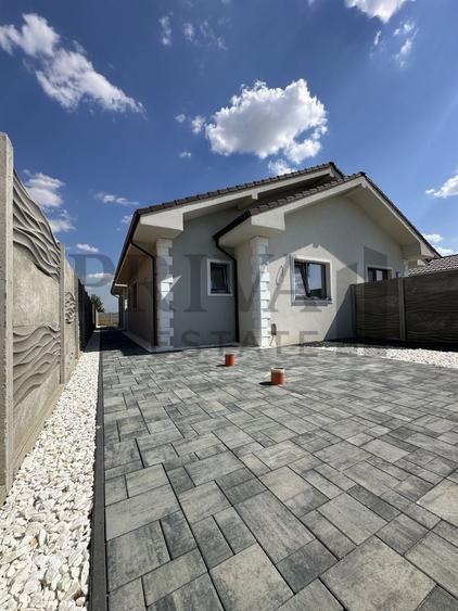 Casă individuală cu 3 camere cu Canalizare în Moșnița Nouă
