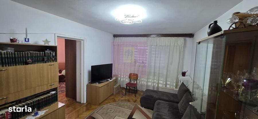 Apartament cu 3 camere decomandat în Piața Centrală