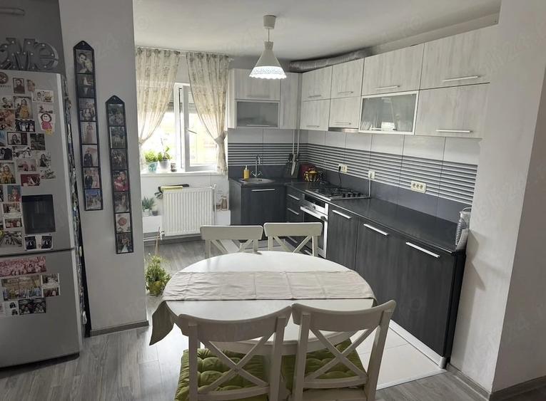 Apartament cu 3 camere decomandat în Aradului