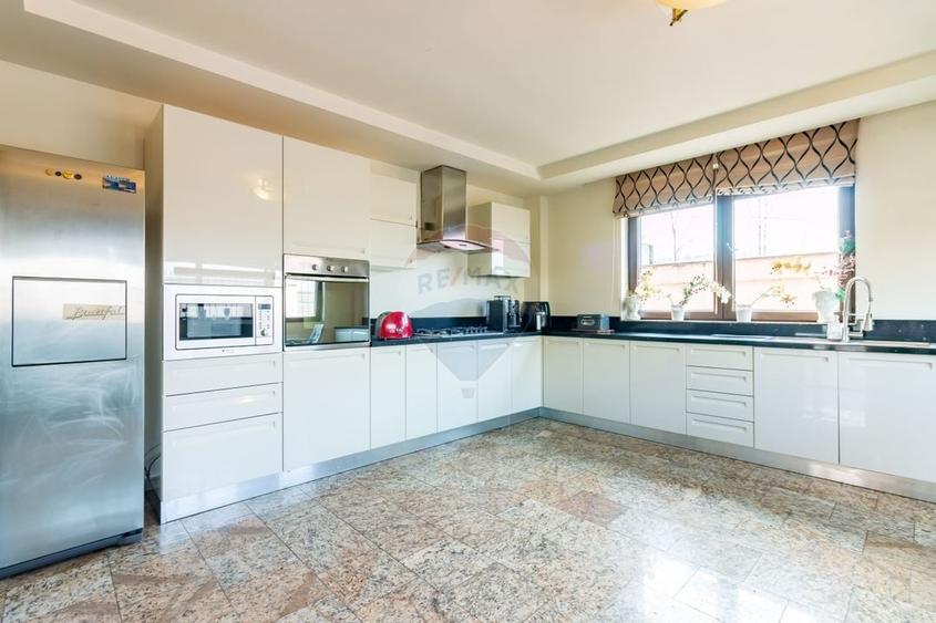 Casă individuală cu 7 camere cu Teren 745 Mp în Corbeanca
