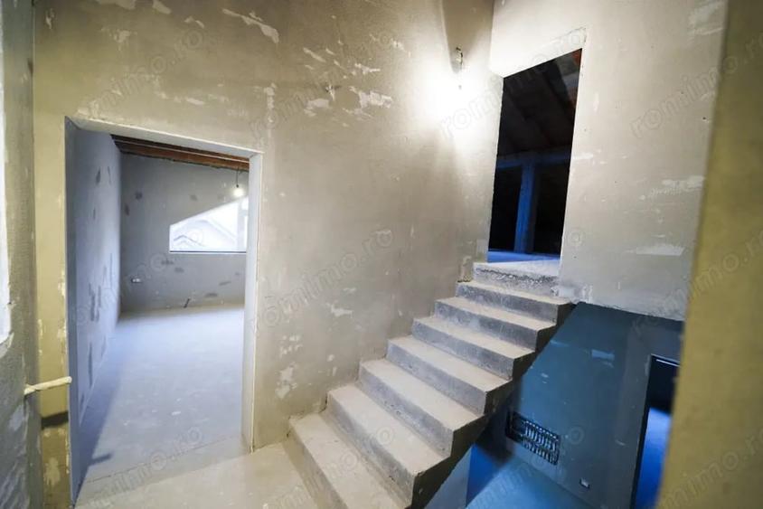 Casă cu 8 camere cu Teren 265 Mp în Romanești