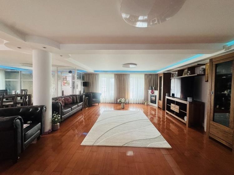 Casă individuală cu 7 camere cu Canalizare în Central