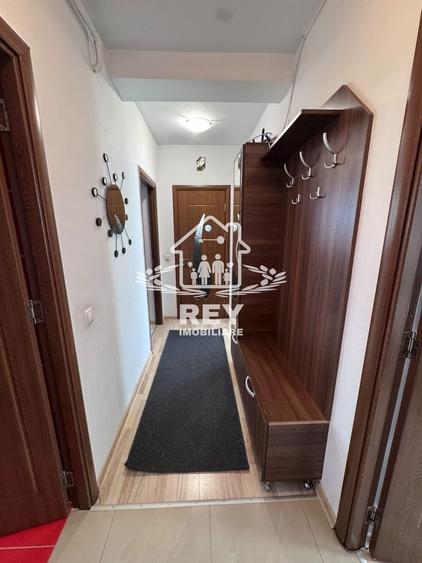Apartament cu 3 camere semidecomandat, mobilat în Turnișor