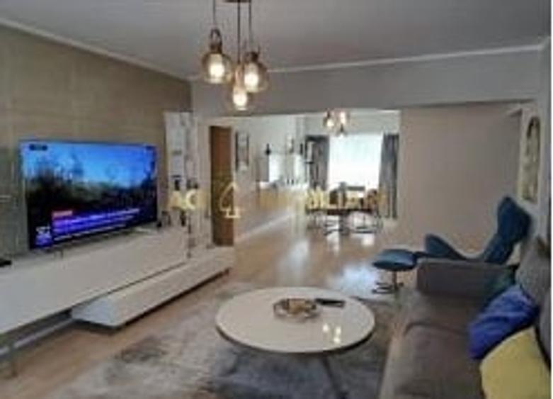 Apartament cu 4 camere decomandat, mobilat în Victoriei